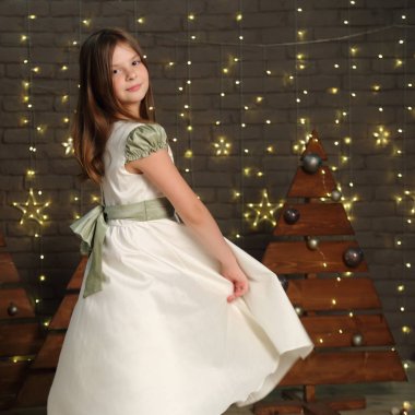 Noel Tatilinde sevimli küçük kız portresi