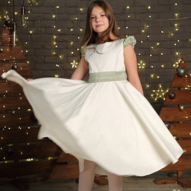 Noel Tatilinde sevimli küçük kız portresi