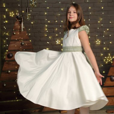 Noel Tatilinde sevimli küçük kız portresi