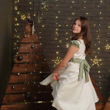 Noel Tatilinde sevimli küçük kız portresi