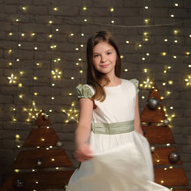 Noel Tatilinde sevimli küçük kız portresi