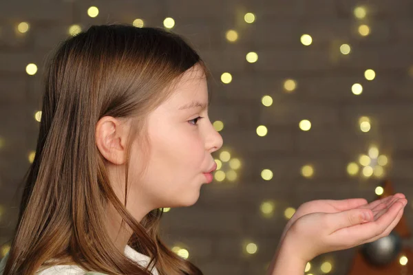 Precioso Retrato Niña Caucásica Vacaciones Navidad — Foto de Stock