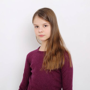 Stüdyo imge-in güzel duygusal beyaz genç kız