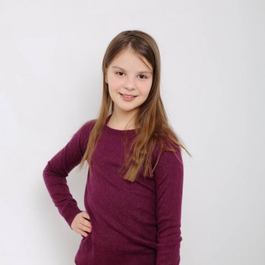 Stüdyo imge-in güzel duygusal beyaz genç kız