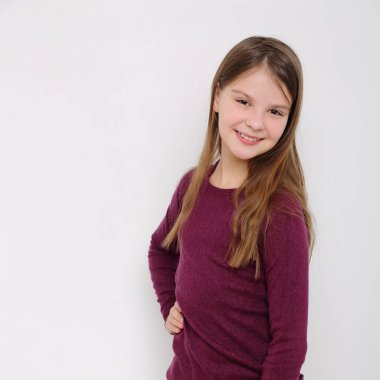 Stüdyo imge-in güzel duygusal beyaz genç kız