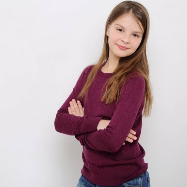 Stüdyo imge-in güzel duygusal beyaz genç kız