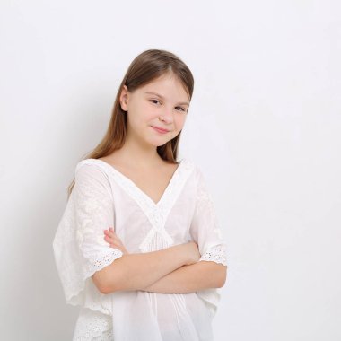 Stüdyo imge-in güzel duygusal beyaz genç kız