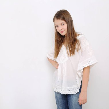 Stüdyo imge-in güzel duygusal beyaz genç kız