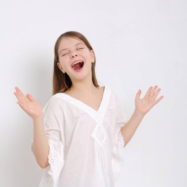 Stüdyo imge-in güzel duygusal beyaz genç kız