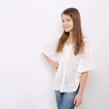 Stüdyo imge-in güzel duygusal beyaz genç kız