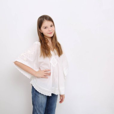 Stüdyo imge-in güzel duygusal beyaz genç kız