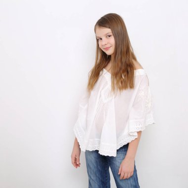 Stüdyo imge-in güzel duygusal beyaz genç kız