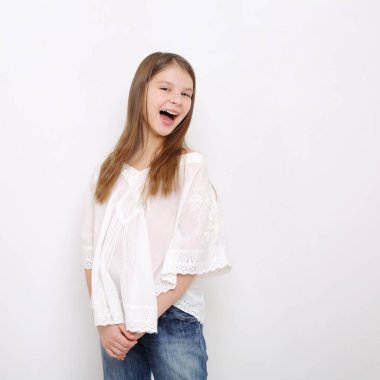 Stüdyo imge-in güzel duygusal beyaz genç kız