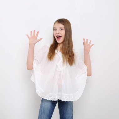 Stüdyo imge-in güzel duygusal beyaz genç kız