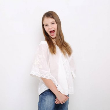 Stüdyo imge-in güzel duygusal beyaz genç kız