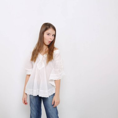 Stüdyo imge-in güzel duygusal beyaz genç kız