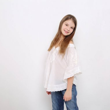 Stüdyo imge-in güzel duygusal beyaz genç kız