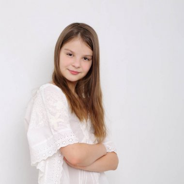 Stüdyo imge-in güzel duygusal beyaz genç kız