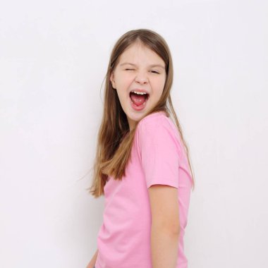 Stüdyo imge-in güzel duygusal beyaz genç kız