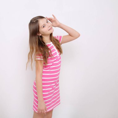 Stüdyo imge-in güzel duygusal beyaz genç kız