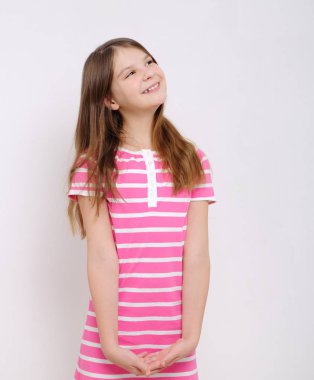 Stüdyo imge-in güzel duygusal beyaz genç kız