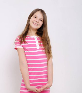 Stüdyo imge-in güzel duygusal beyaz genç kız