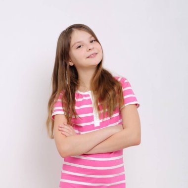 Stüdyo imge-in güzel duygusal beyaz genç kız