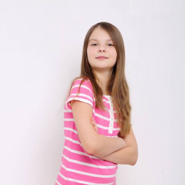 Stüdyo imge-in güzel duygusal beyaz genç kız