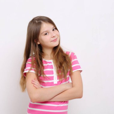 Stüdyo imge-in güzel duygusal beyaz genç kız