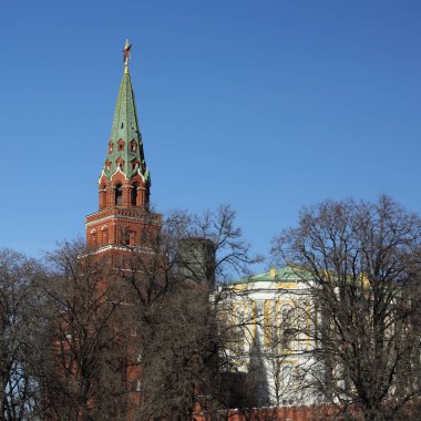 Erken Bahar güneşli gün Karbysheva set of kökenli ayrıntılarda Kremlin üzerinde açık görünüm.