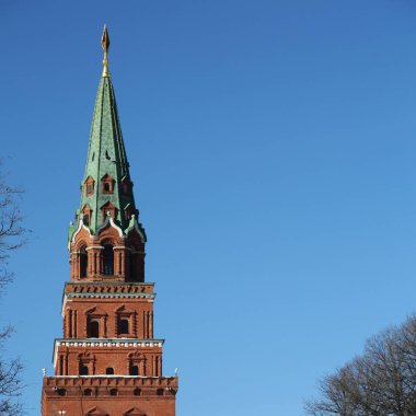 Erken Bahar güneşli gün Karbysheva set of kökenli ayrıntılarda Kremlin üzerinde açık görünüm.