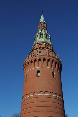 Erken Bahar güneşli gün Karbysheva set of kökenli ayrıntılarda Kremlin üzerinde açık görünüm.