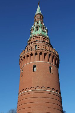 Erken Bahar güneşli gün Karbysheva set of kökenli ayrıntılarda Kremlin üzerinde açık görünüm.