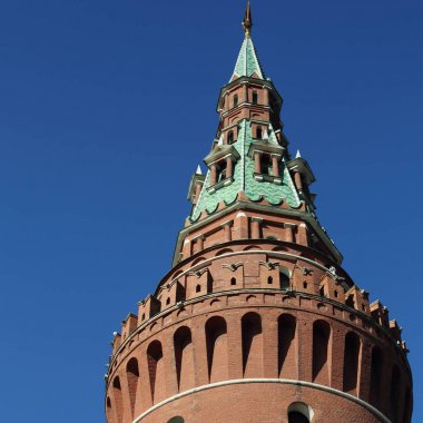 Erken Bahar güneşli gün Karbysheva set of kökenli ayrıntılarda Kremlin üzerinde açık görünüm.