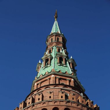 Erken Bahar güneşli gün Karbysheva set of kökenli ayrıntılarda Kremlin üzerinde açık görünüm.