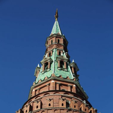 Erken Bahar güneşli gün Karbysheva set of kökenli ayrıntılarda Kremlin üzerinde açık görünüm.