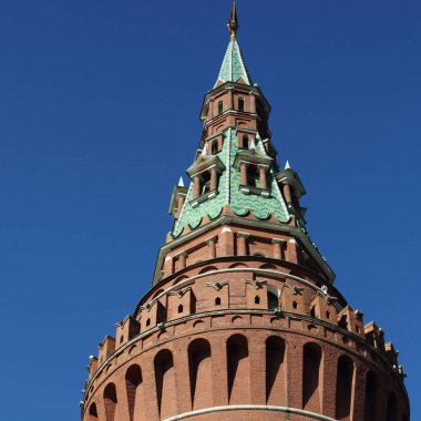 Erken Bahar güneşli gün Karbysheva set of kökenli ayrıntılarda Kremlin üzerinde açık görünüm.