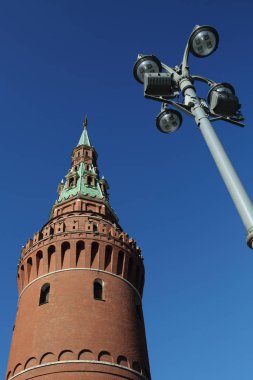 Erken Bahar güneşli gün Karbysheva set of kökenli ayrıntılarda Kremlin üzerinde açık görünüm.