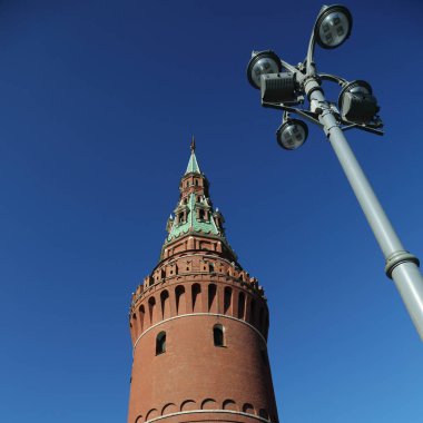 Erken Bahar güneşli gün Karbysheva set of kökenli ayrıntılarda Kremlin üzerinde açık görünüm.