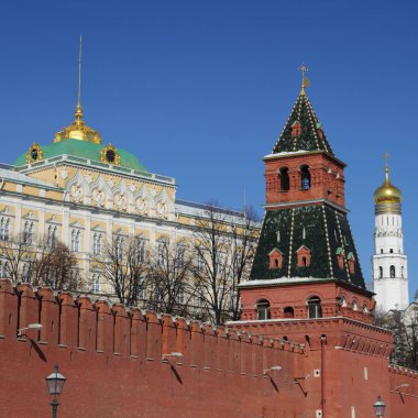 Erken Bahar güneşli gün Karbysheva set of kökenli ayrıntılarda Kremlin üzerinde açık görünüm.