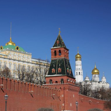 Erken Bahar güneşli gün Karbysheva set of kökenli ayrıntılarda Kremlin üzerinde açık görünüm.