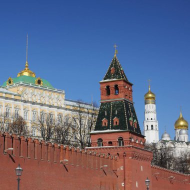 Erken Bahar güneşli gün Karbysheva set of kökenli ayrıntılarda Kremlin üzerinde açık görünüm.