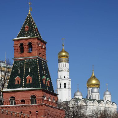 Erken Bahar güneşli gün Karbysheva set of kökenli ayrıntılarda Kremlin üzerinde açık görünüm.