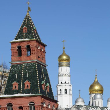 Erken Bahar güneşli gün Karbysheva set of kökenli ayrıntılarda Kremlin üzerinde açık görünüm.