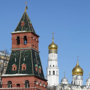 Erken Bahar güneşli gün Karbysheva set of kökenli ayrıntılarda Kremlin üzerinde açık görünüm.
