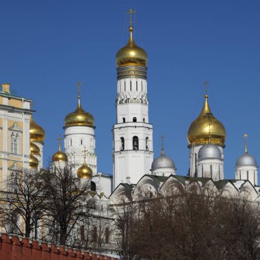 Erken Bahar güneşli gün Karbysheva set of kökenli ayrıntılarda Kremlin üzerinde açık görünüm.