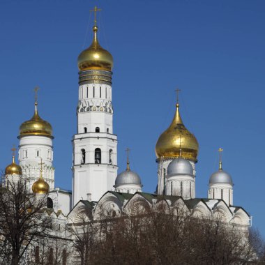 Erken Bahar güneşli gün Karbysheva set of kökenli ayrıntılarda Kremlin üzerinde açık görünüm.