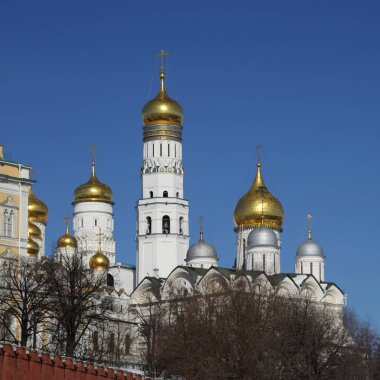 Erken Bahar güneşli gün Karbysheva set of kökenli ayrıntılarda Kremlin üzerinde açık görünüm.