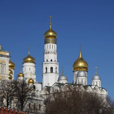 Erken Bahar güneşli gün Karbysheva set of kökenli ayrıntılarda Kremlin üzerinde açık görünüm.