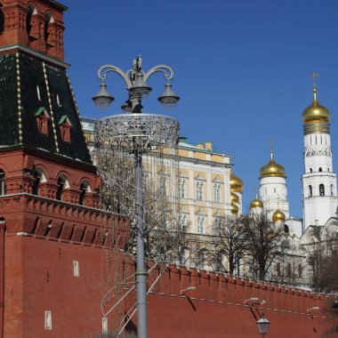 Erken Bahar güneşli gün Karbysheva set of kökenli ayrıntılarda Kremlin üzerinde açık görünüm.